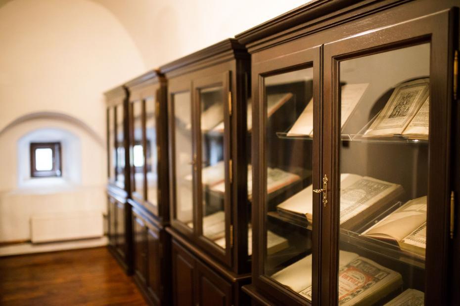 Carte veche restaurata în 2013 