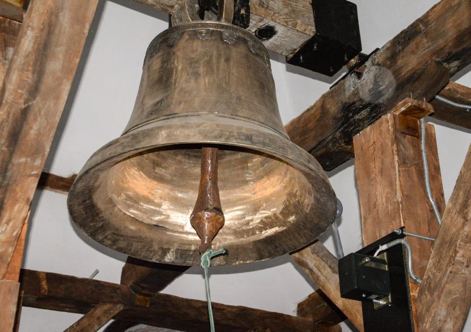 Clopopul vechi de la 1809, restaurat în anul 2013 - 810 kg.
